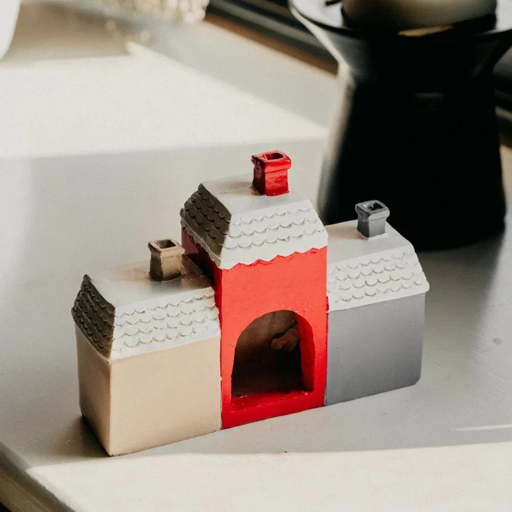 Zimowy kominek zapachowy w kształcie domku z żywicy ChristmasFinds™🎄